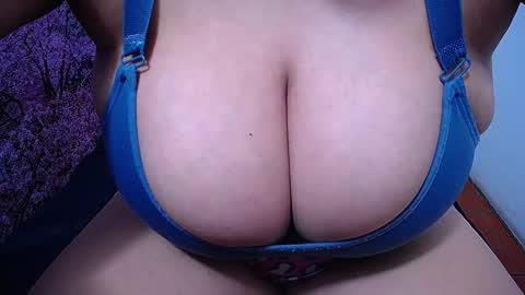 Snapshot of bigg_boobs_xxx chatting on November 14, 5:39 am Sunny online show from November 14, 5:39 am