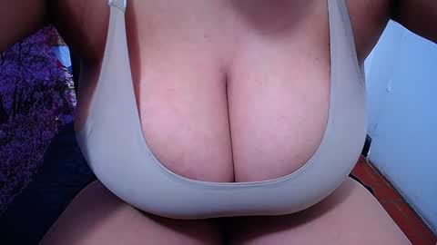 Snapshot of bigg_boobs_xxx chatting on November 18, 4:17 am Sunny online show from November 18, 4:17 am