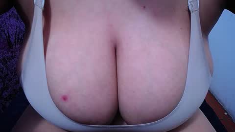 Snapshot of bigg_boobs_xxx chatting on December 2, 3:01 am Sunny online show from December 2, 3:01 am