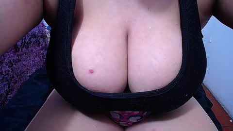 Snapshot of bigg_boobs_xxx chatting on December 4, 8:56 am Sunny online show from December 4, 8:56 am
