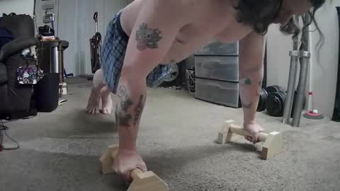 biggerisbetter21 online show from December 14, 12:44 am