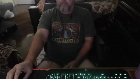 Snapshot of bighugmugg chatting on November 17, 10:04 pm bighugmugg online show from November 17, 10:04 pm