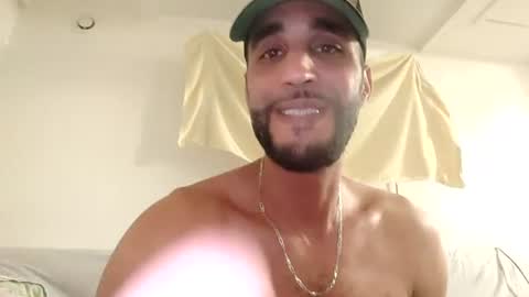 Snapshot of bigmagic25 chatting on August 7, 8:33 pm bigmagic25 online show from August 7, 8:33 pm