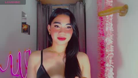 kiaaannaaaa online show from May 6, 1:36 am