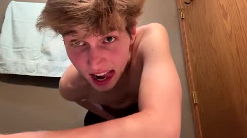 Snapshot of bigskinnyboyshh chatting on December 20, 5:36 am bigskinnyboyshh online show from December 20, 5:36 am