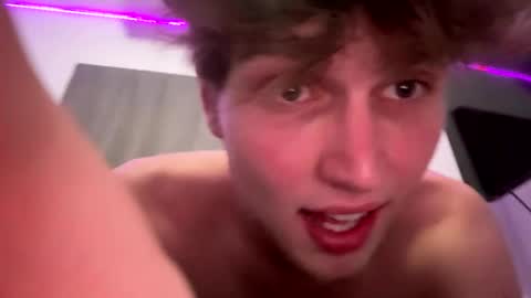 Snapshot of bigskinnyboyshh chatting on January 3, 8:32 am bigskinnyboyshh online show from January 3, 8:32 am