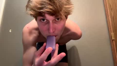 Snapshot of bigskinnyboyshh chatting on January 16, 3:45 am bigskinnyboyshh online show from January 16, 3:45 am