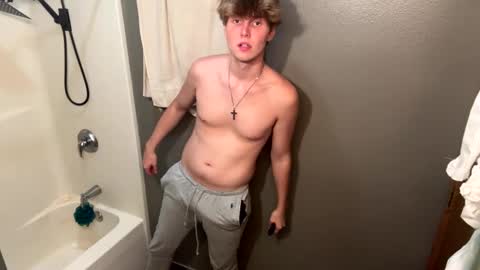 Snapshot of bigskinnyboyshh chatting on October 1, 2:28 am bigskinnyboyshh online show from October 1, 2:28 am