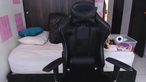 laura online show from February 12, 8:29 pm