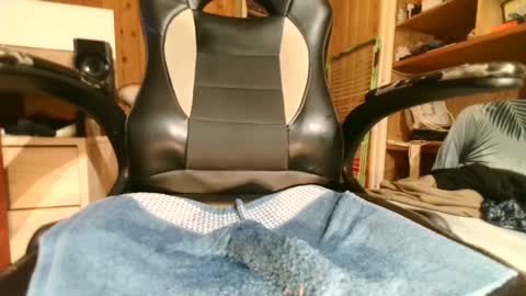 Snapshot of bigtrickbzh chatting on December 8, 9:19 pm trick online show from December 8, 9:19 pm