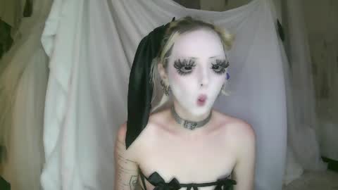 vampire fang  online show from April 21, 6:12 pm