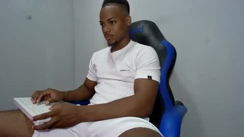 Snapshot of black_dicck chatting on June 3, 3:50 pm tu morenito online show from June 3, 3:50 pm