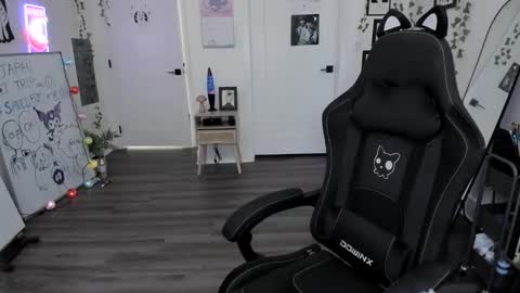 Ella online show from February 5, 8:57 pm