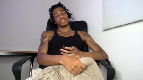Snapshot of blackbulltitus chatting on May 19, 5:14 am BlackBullTitus online show from May 19, 5:14 am