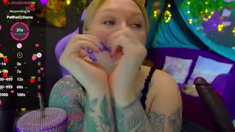 Snapshot of blackedbarbie chatting on June 1, 1:24 pm Alice online show from June 1, 1:24 pm