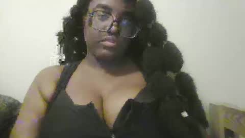 Snapshot of blackqueennie chatting on November 18, 3:23 am blackqueennie online show from November 18, 3:23 am