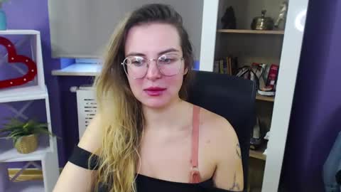 Snapshot of blackrosezoey chatting on December 12, 9:08 am Z O E Y online show from December 12, 9:08 am