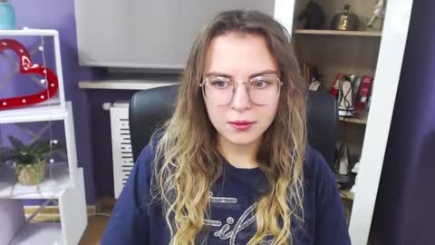 Snapshot of blackrosezoey chatting on December 19, 6:01 am Z O E Y online show from December 19, 6:01 am