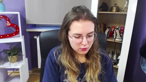 Snapshot of blackrosezoey chatting on December 22, 7:44 am Z O E Y online show from December 22, 7:44 am