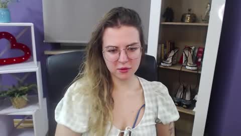 Snapshot of blackrosezoey chatting on January 7, 5:22 am Z O E Y online show from January 7, 5:22 am