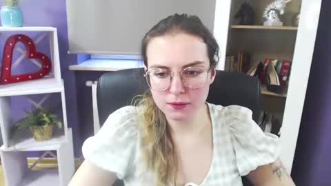 Snapshot of blackrosezoey chatting on February 6, 8:39 am Z O E Y online show from February 6, 8:39 am