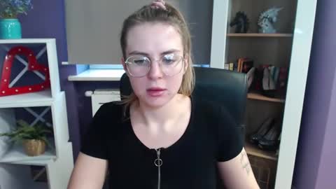 Snapshot of blackrosezoey chatting on February 21, 1:55 pm Z O E Y online show from February 21, 1:55 pm