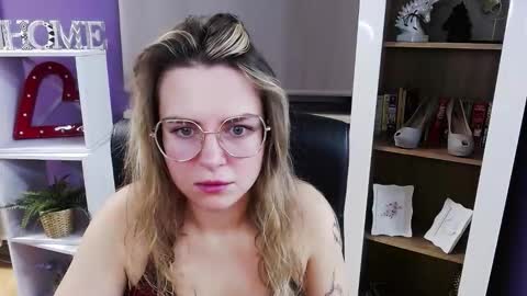 Snapshot of blackrosezoey chatting on December 4, 5:39 am Z O E Y online show from December 4, 5:39 am