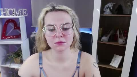 Z O E Y online show from March 13, 6:09 am