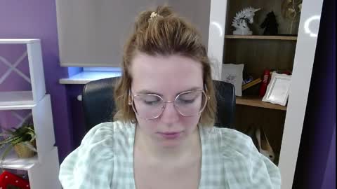 Z O E Y online show from April 8, 5:07 am