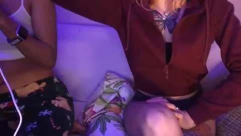 2girls1blunt online show from December 6, 7:10 am