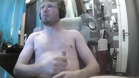 Snapshot of blinddick62 chatting on May 29, 11:41 am blinddick62 online show from May 29, 11:41 am