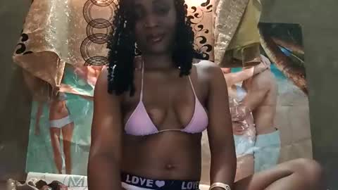 Snapshot of blktulipsxx chatting on February 19, 10:22 am Lola online show from February 19, 10:22 am