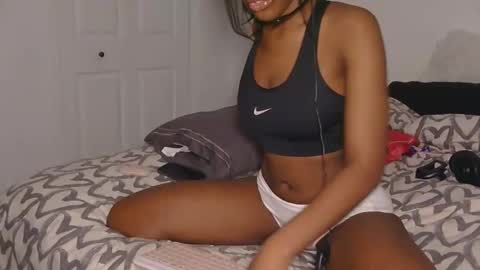 Snapshot of bloggirllaurel chatting on December 15, 5:44 am bloggirllaurel online show from December 15, 5:44 am