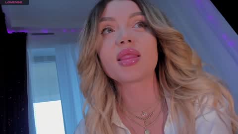 Snapshot of blond3_bab3 chatting on December 2, 9:02 am Maria online show from December 2, 9:02 am