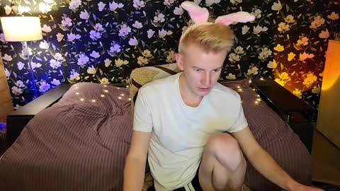 Snapshot of blond_boy69 chatting on April 6, 5:25 pm blond_boy69 online show from April 6, 5:25 pm