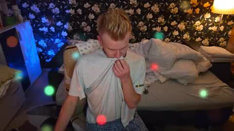 Snapshot of blond_boy69 chatting on May 11, 11:02 pm blond_boy69 online show from May 11, 11:02 pm