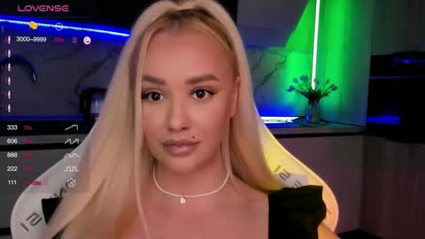Snapshot of blond_diamond chatting on October 25, 6:32 am Lana online show from October 25, 6:32 am