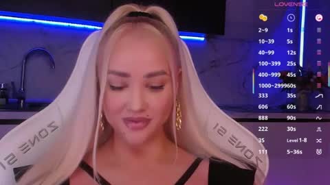 Snapshot of blond_diamond chatting on June 21, 4:53 pm Lana online show from June 21, 4:53 pm
