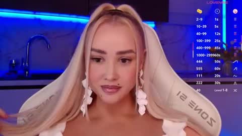 Snapshot of blond_diamond chatting on July 7, 5:28 pm Lana online show from July 7, 5:28 pm