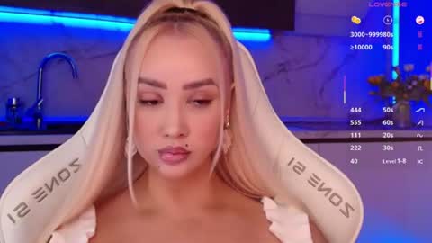 Snapshot of blond_diamond chatting on July 9, 4:27 am Lana online show from July 9, 4:27 am