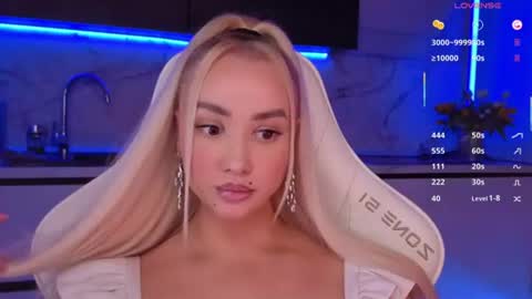 Snapshot of blond_diamond chatting on July 9, 5:28 pm Lana online show from July 9, 5:28 pm