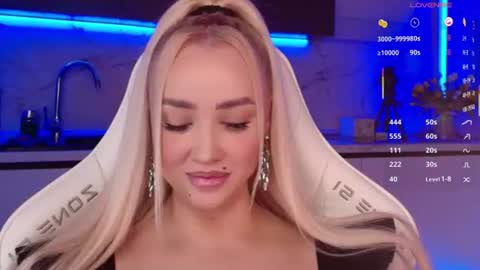 Snapshot of blond_diamond chatting on July 15, 5:40 pm Lana online show from July 15, 5:40 pm