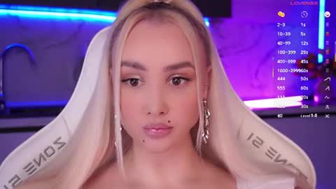 Snapshot of blond_diamond chatting on July 18, 6:23 pm Lana online show from July 18, 6:23 pm