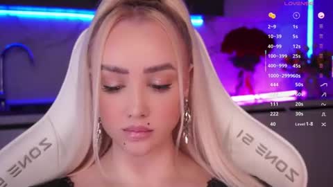 Snapshot of blond_diamond chatting on July 19, 5:38 pm Lana online show from July 19, 5:38 pm