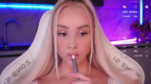 Snapshot of blond_diamond chatting on July 24, 7:23 pm Lana online show from July 24, 7:23 pm