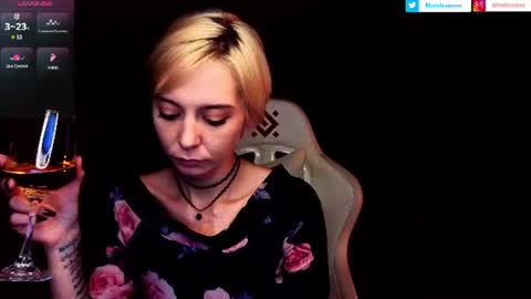 Snapshot of blond_ice_ann chatting on June 17, 5:03 pm blond_ice_ann online show from June 17, 5:03 pm