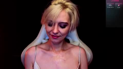 Snapshot of blond_ice_ann chatting on July 11, 9:05 pm blond_ice_ann online show from July 11, 9:05 pm
