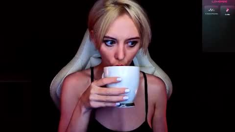 Snapshot of blond_ice_ann chatting on July 12, 11:18 pm blond_ice_ann online show from July 12, 11:18 pm