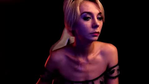 Snapshot of blond_ice_ann chatting on July 27, 7:21 pm blond_ice_ann online show from July 27, 7:21 pm
