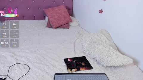 Snapshot of blonde__cute chatting on December 3, 1:57 am Esperancita and Karina online show from December 3, 1:57 am